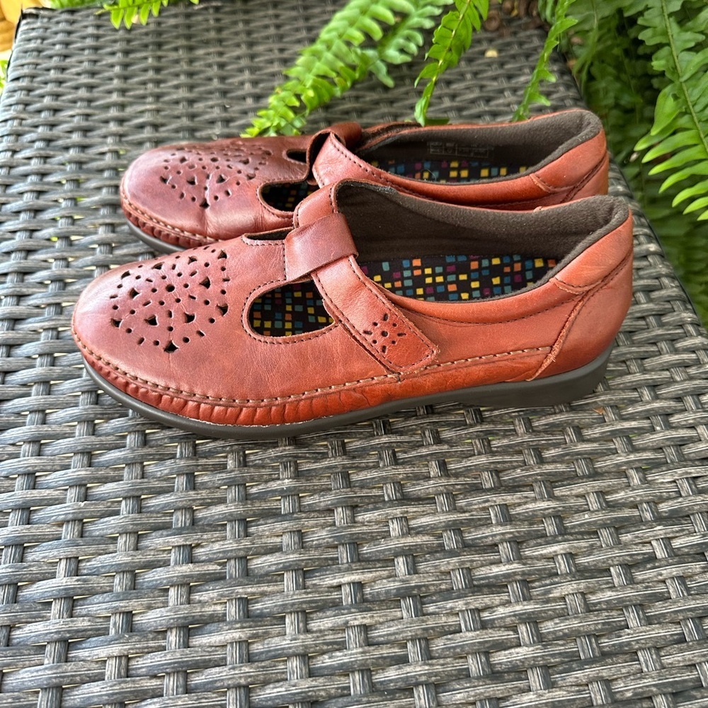 SAS Chestnut Leather Flats with Cutout Design - Picture 6 of 8